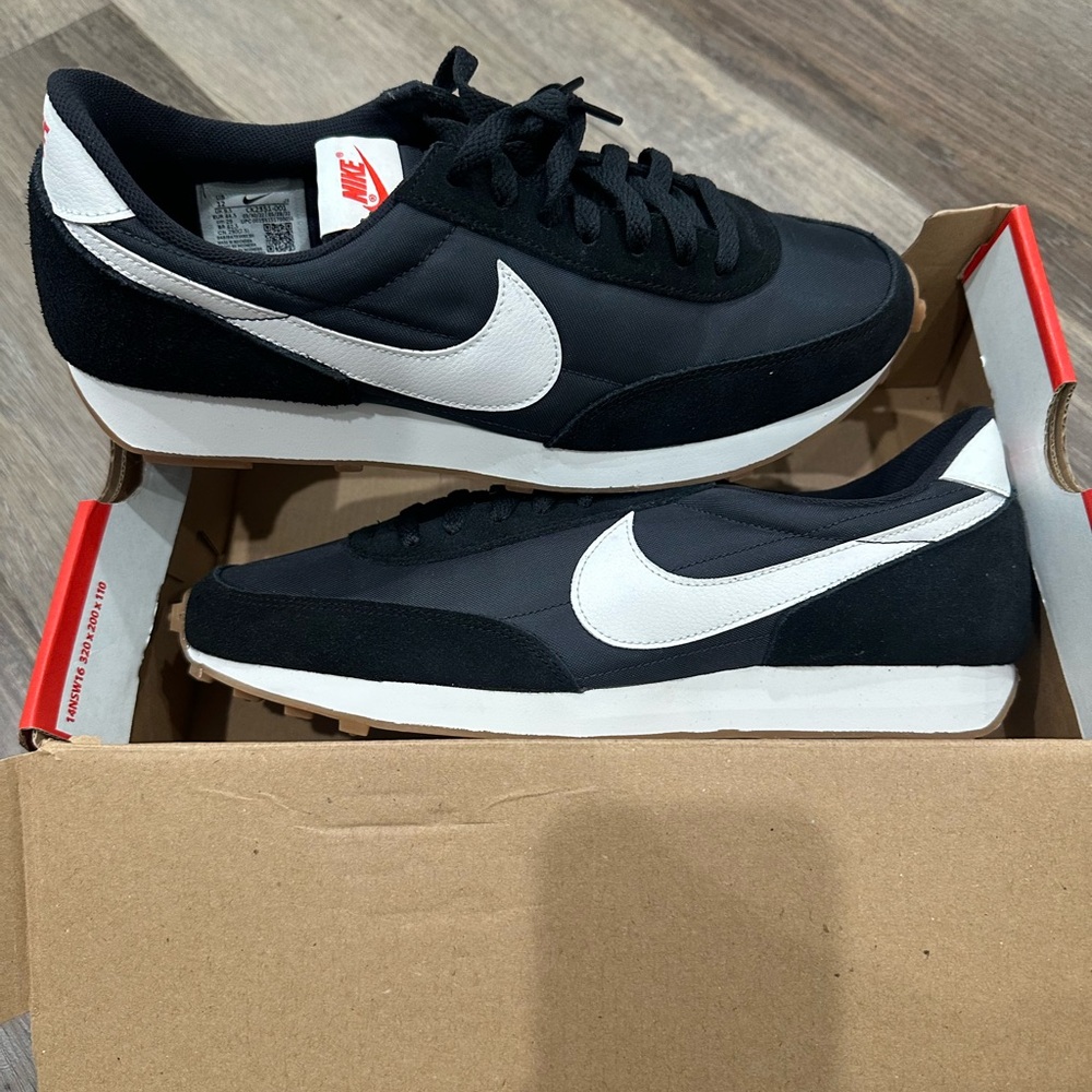 Nike Men's Black and White Sneakers